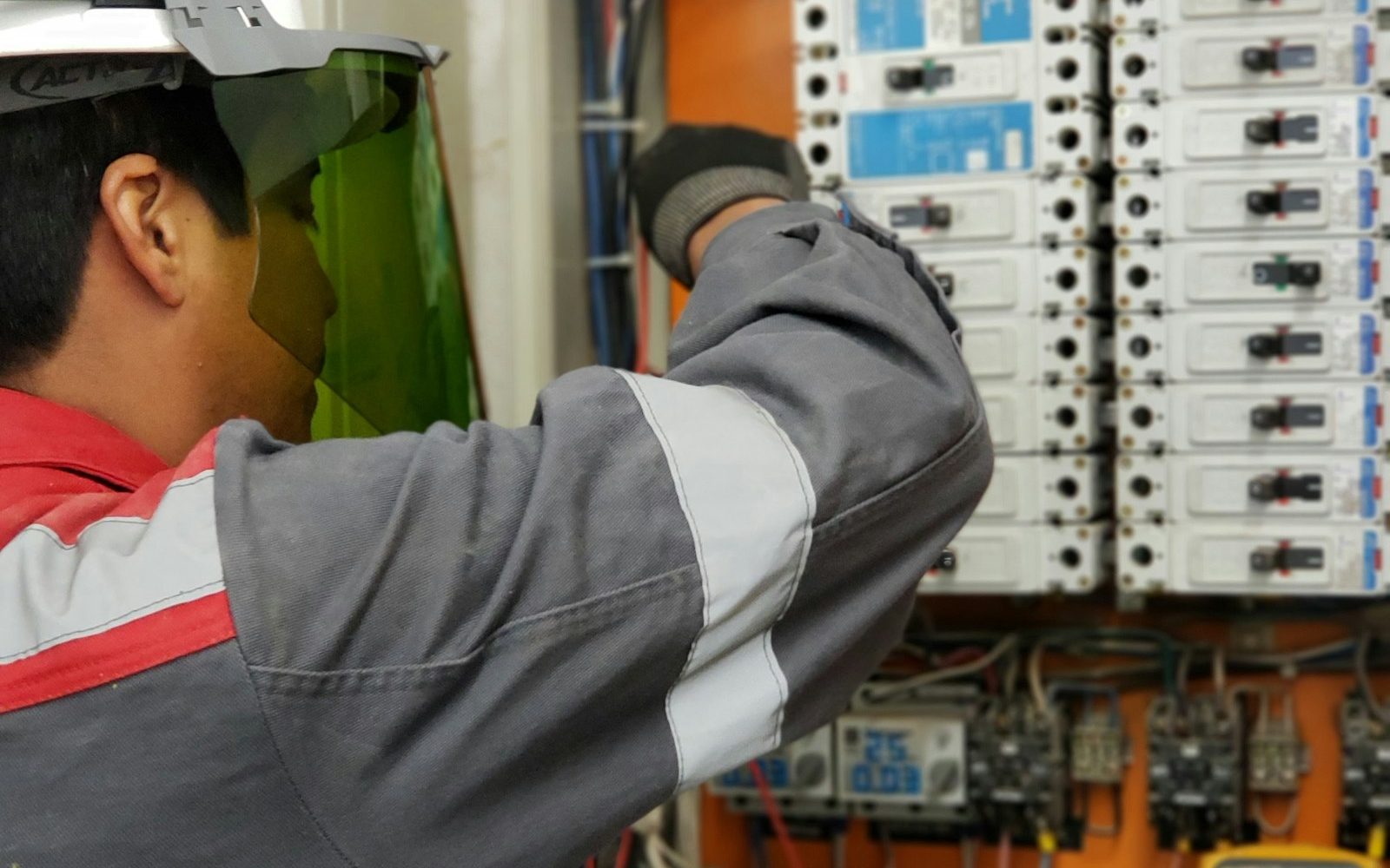 Monteur meet een verdeelkast door met een multimeter